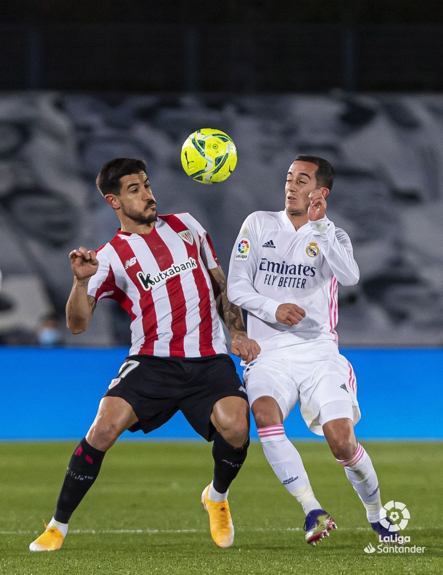  Yuri Berchiche pugna con por un balón ante Lucas Vázquez.