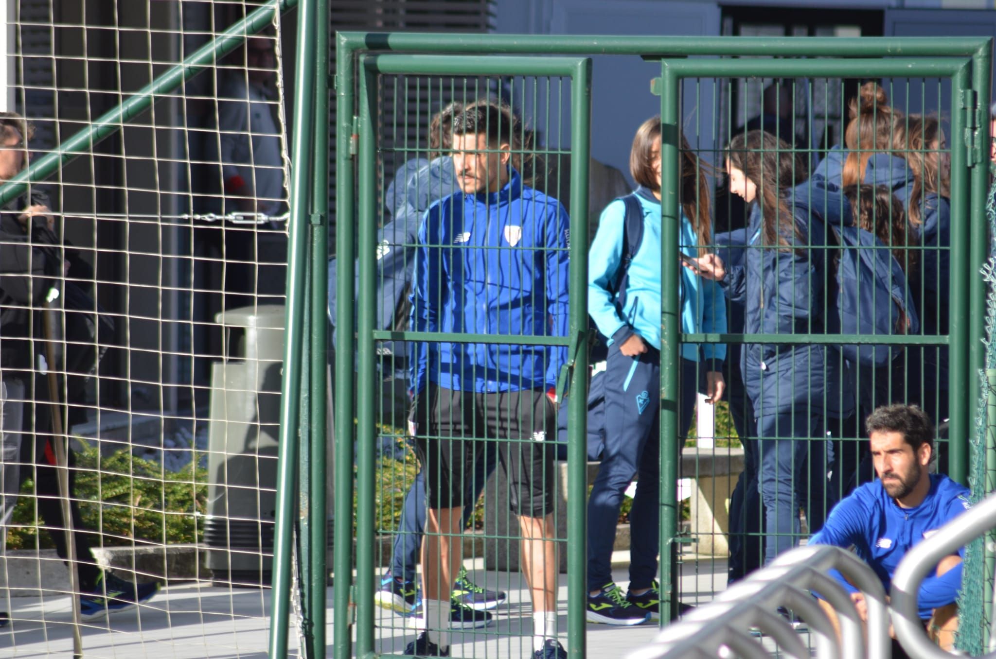  Yuri Berchiche y Raúl García siguieron el partido de las leonas.