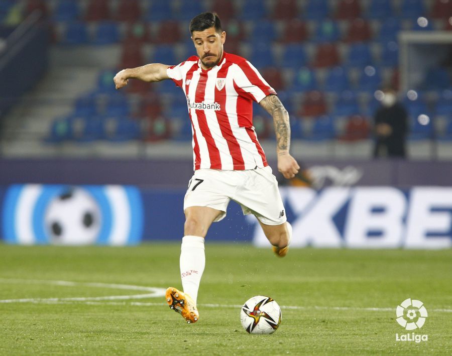 Yuri Berchiche se dispone a golpear el balón ante el Levante UD en la semifinal de Copa.