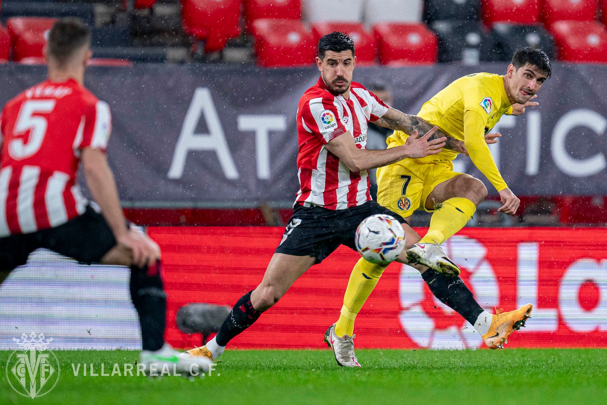  Yuri trata de impedir el disparo de Gerard Moreno.