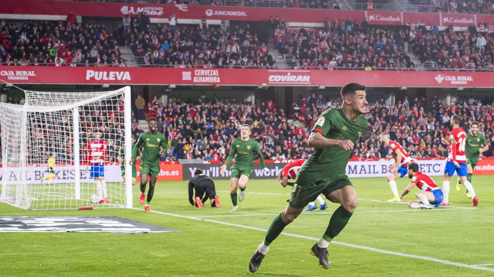  Yuri Berchiche celebra su gol en Granada.