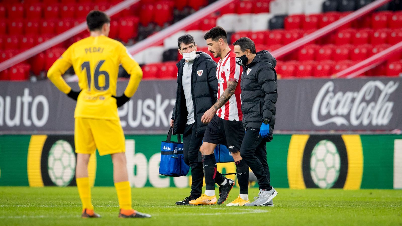  Yuri Berchiche se fue lesionado ante el FC Barcelona en San Mamés.