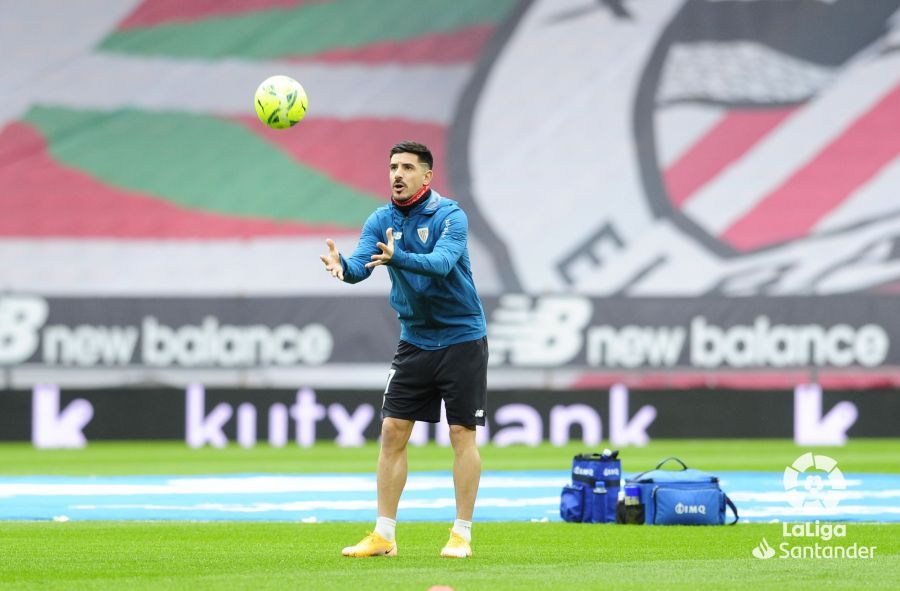  Yuri Berchiche calienta en San Mamés antes del derbi.