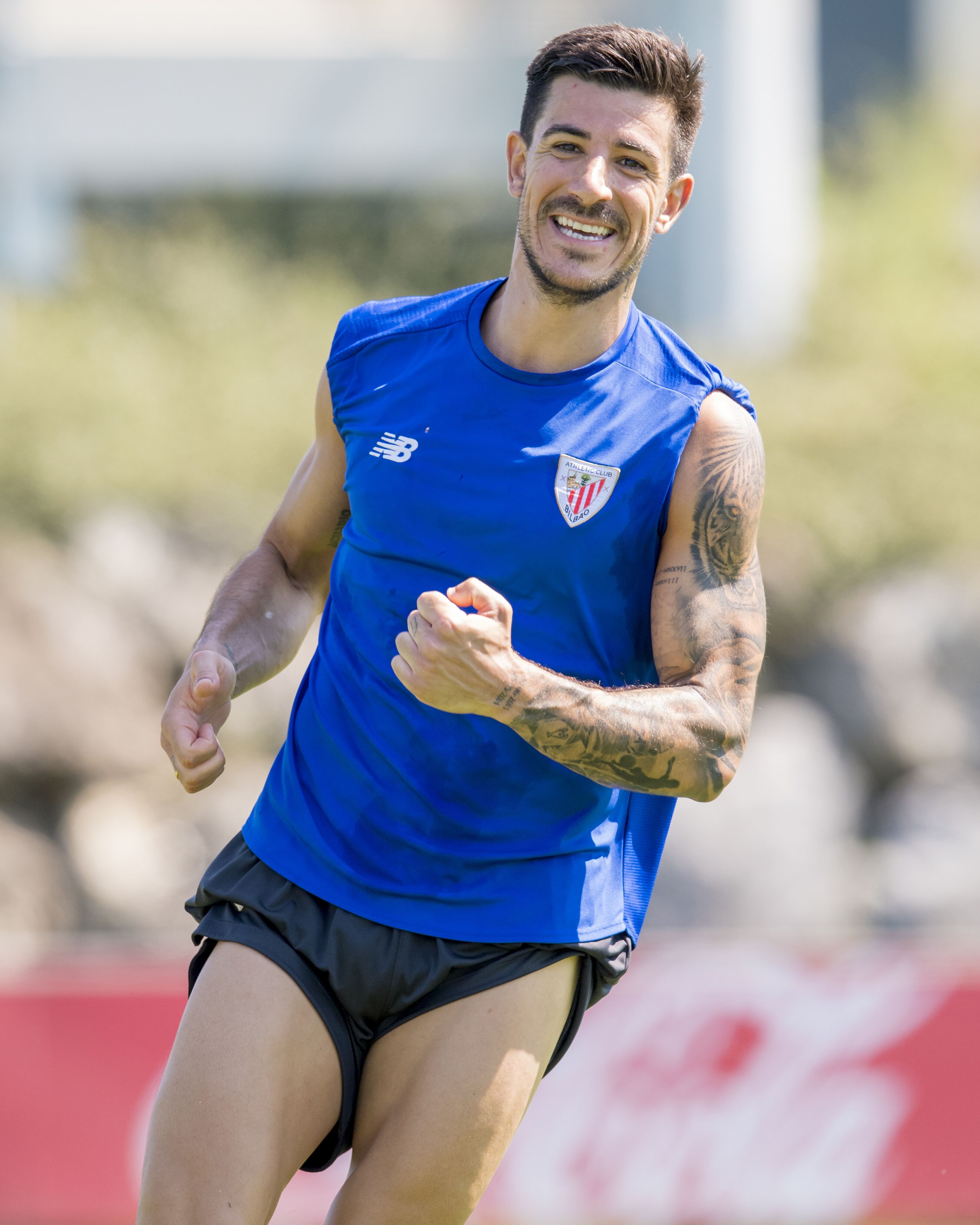  Se le ve contento a Yuri Berchiche entrenando en Lezama con sus compañeros.