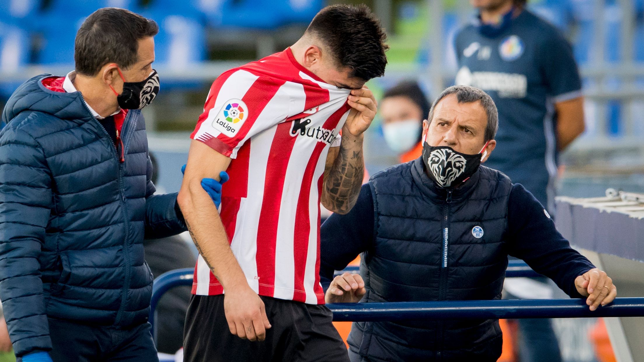  Patxi Ferreira se interesa por un mareado Yuri Berchiche.