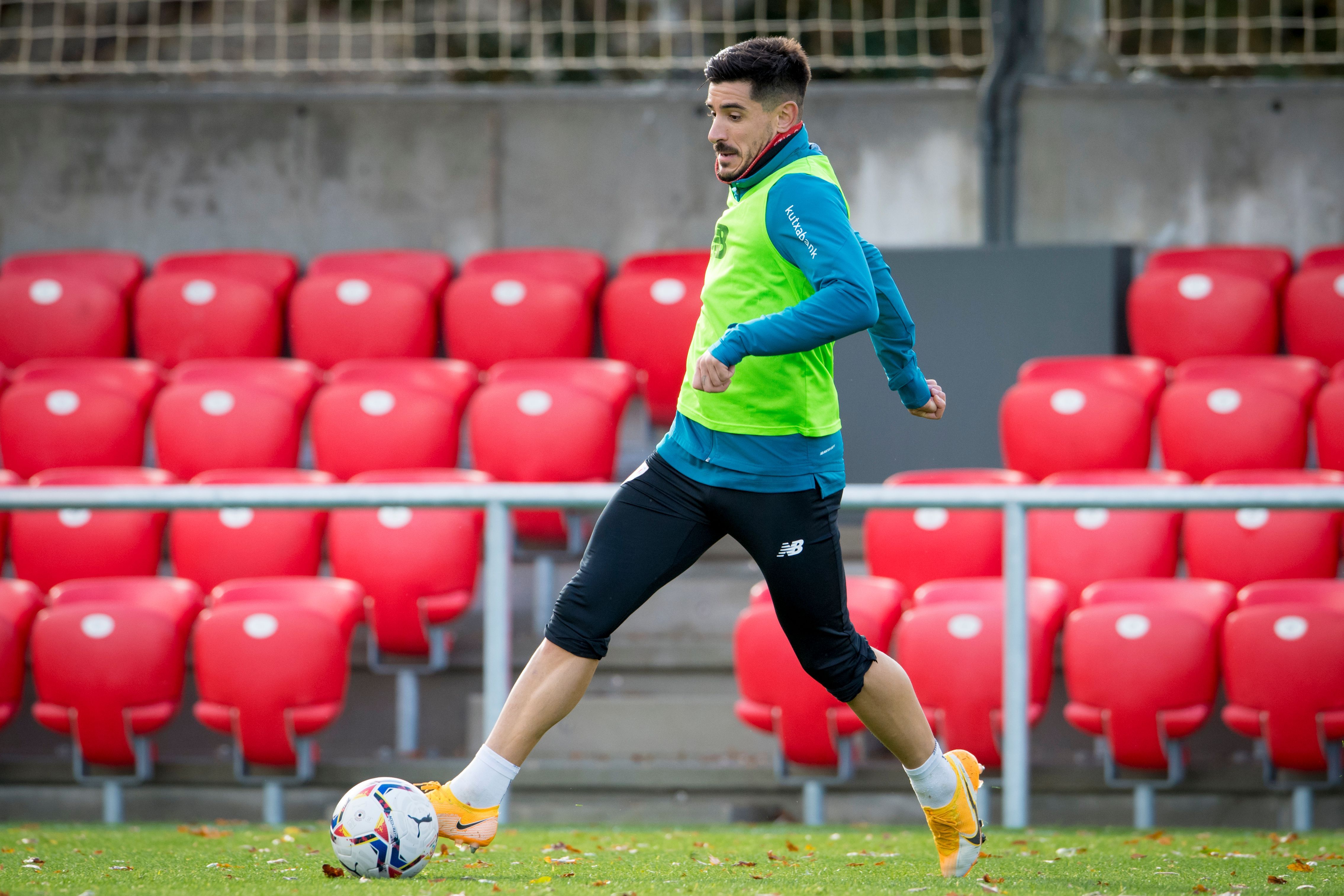  Año complicado para Yuri Berchiche, que aquí entrena en Lezama.