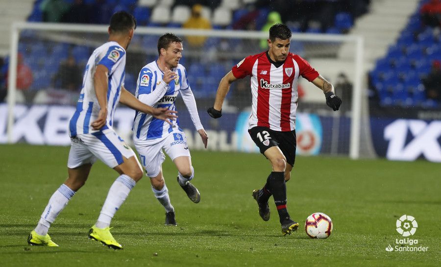  El carrilero Yuri Berchiche en medio del aguacero en Butarque.