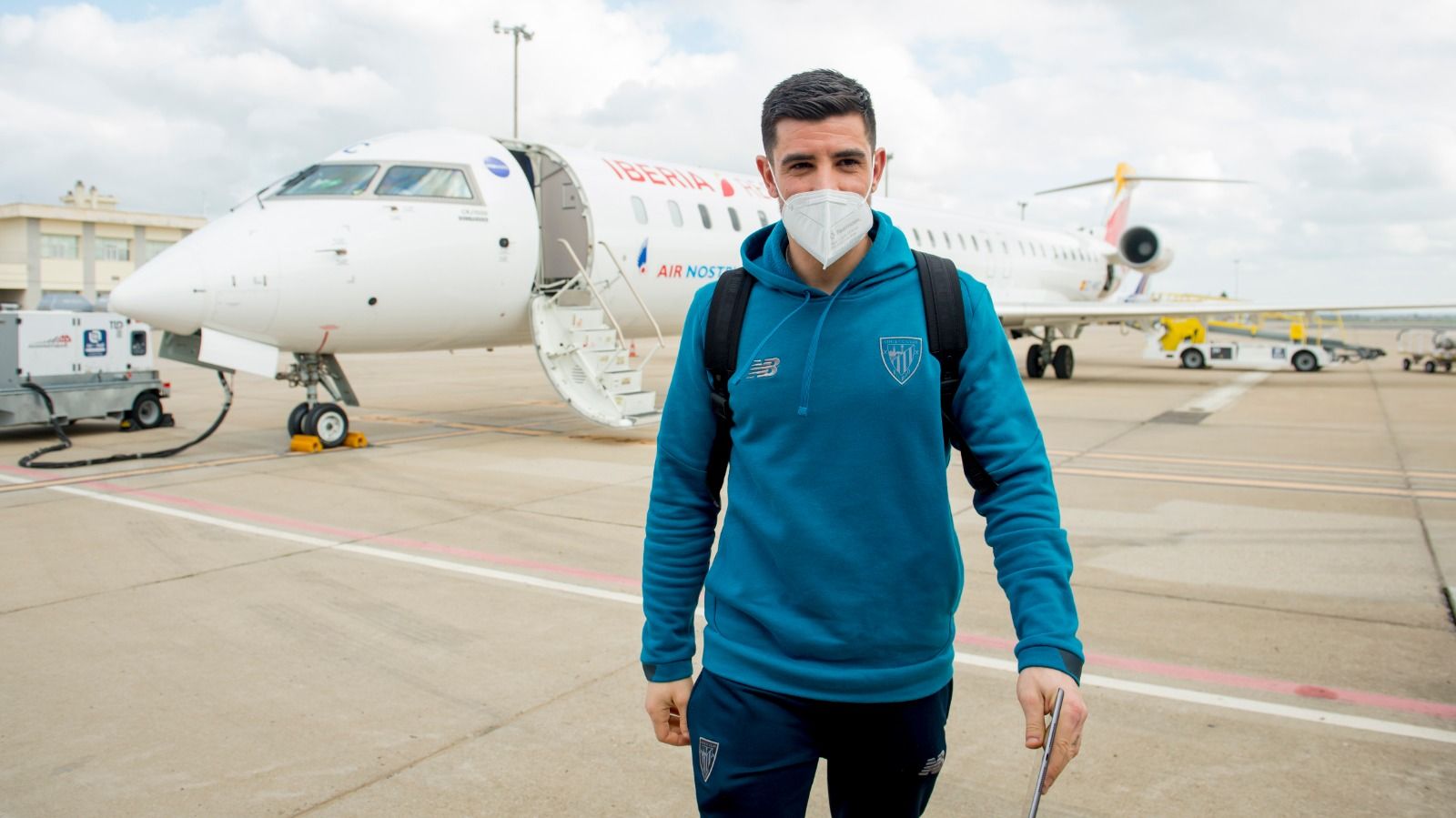  Yuri Berchiche baja del avión de los leones.