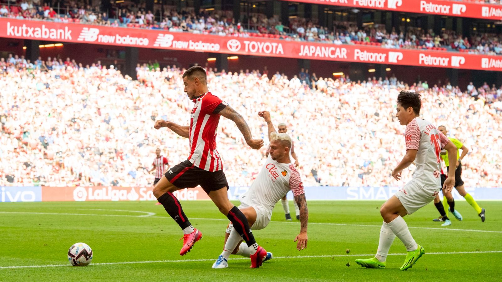  Yuri Berchiche pisa área ante el Mallorca.