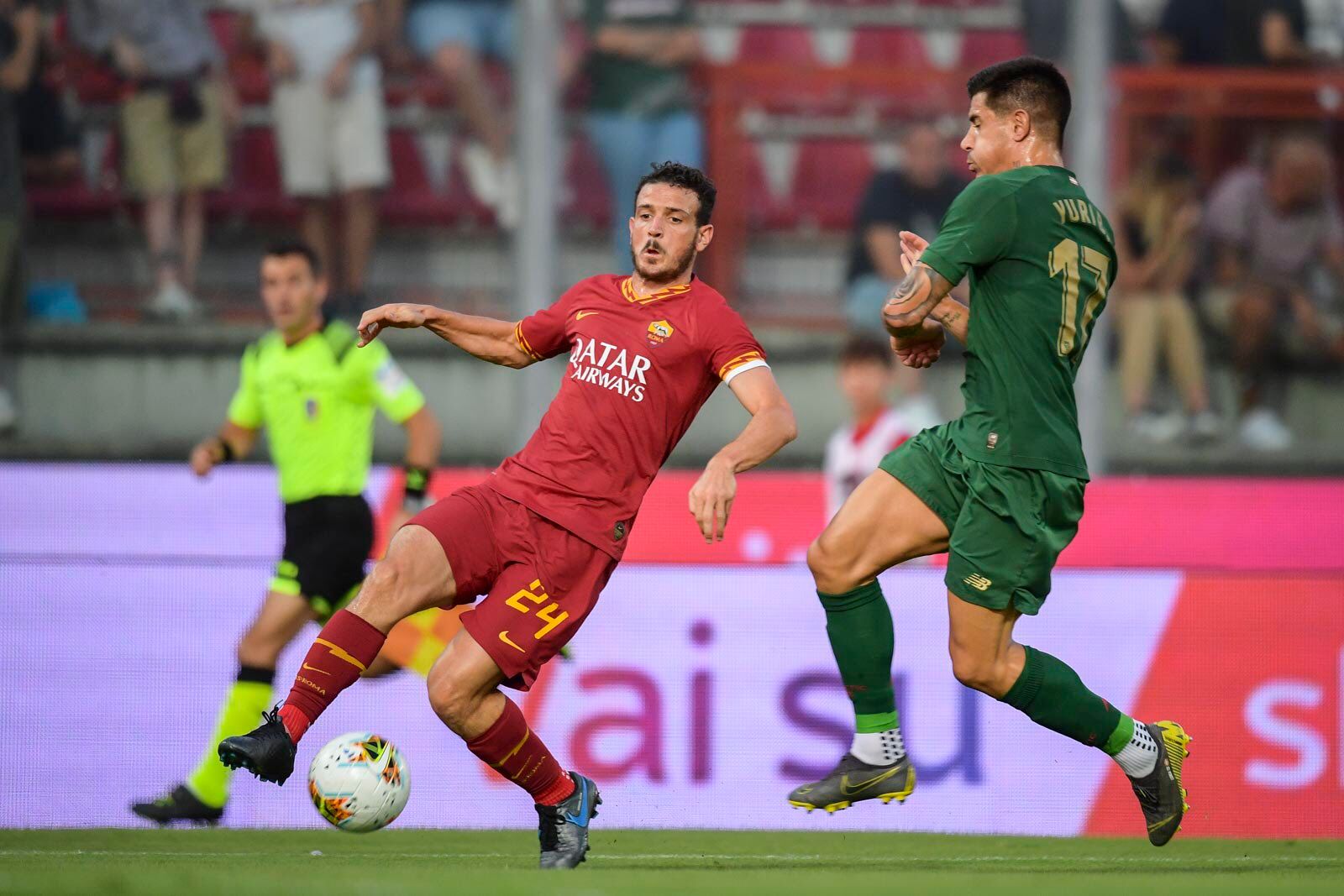 Yuri Berchiche en una acción del amistoso ante la Roma.