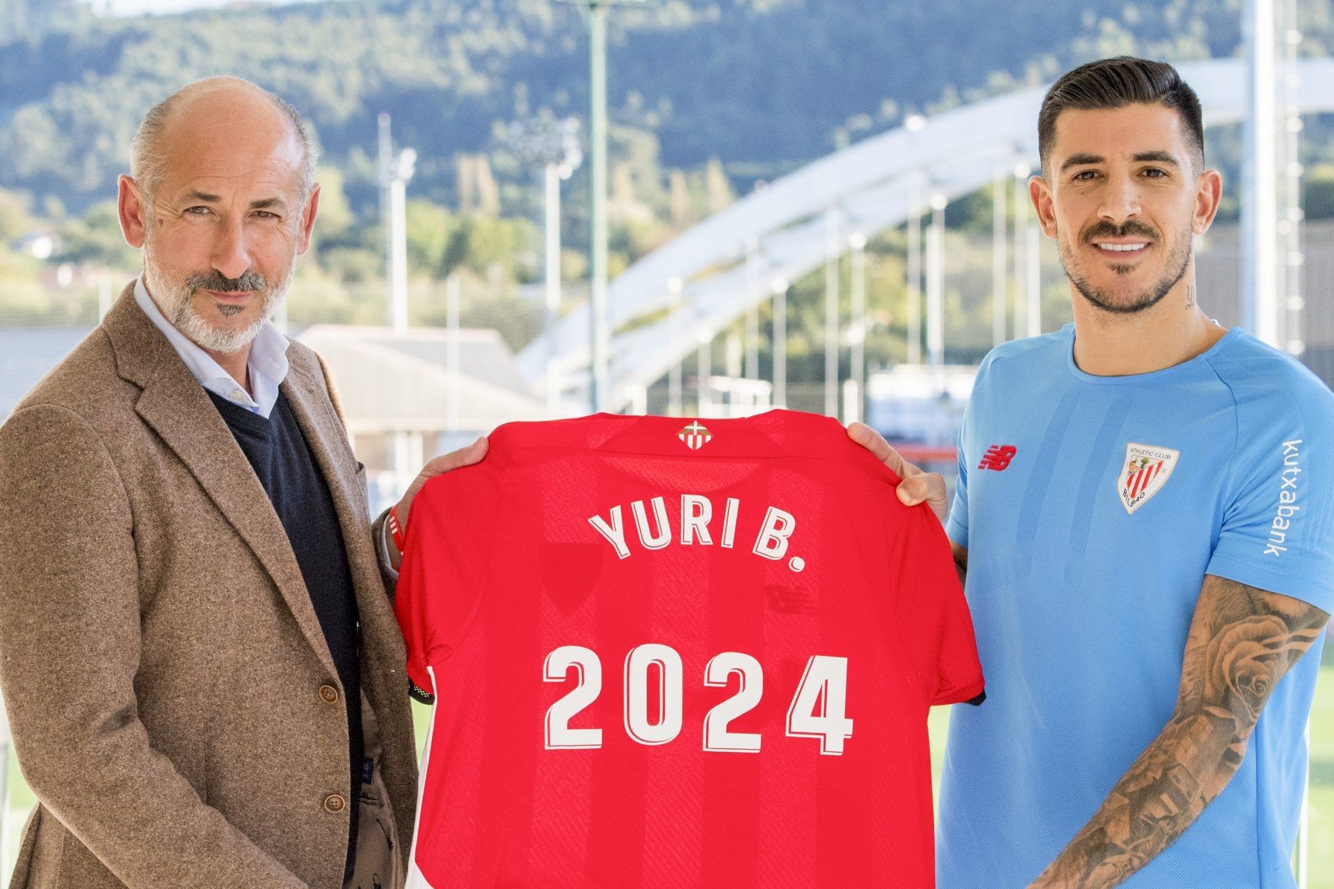  Aitor Elizegi y Yuri Berchiche posan juntos tras haber renovado el lateral hasta el año 2024.