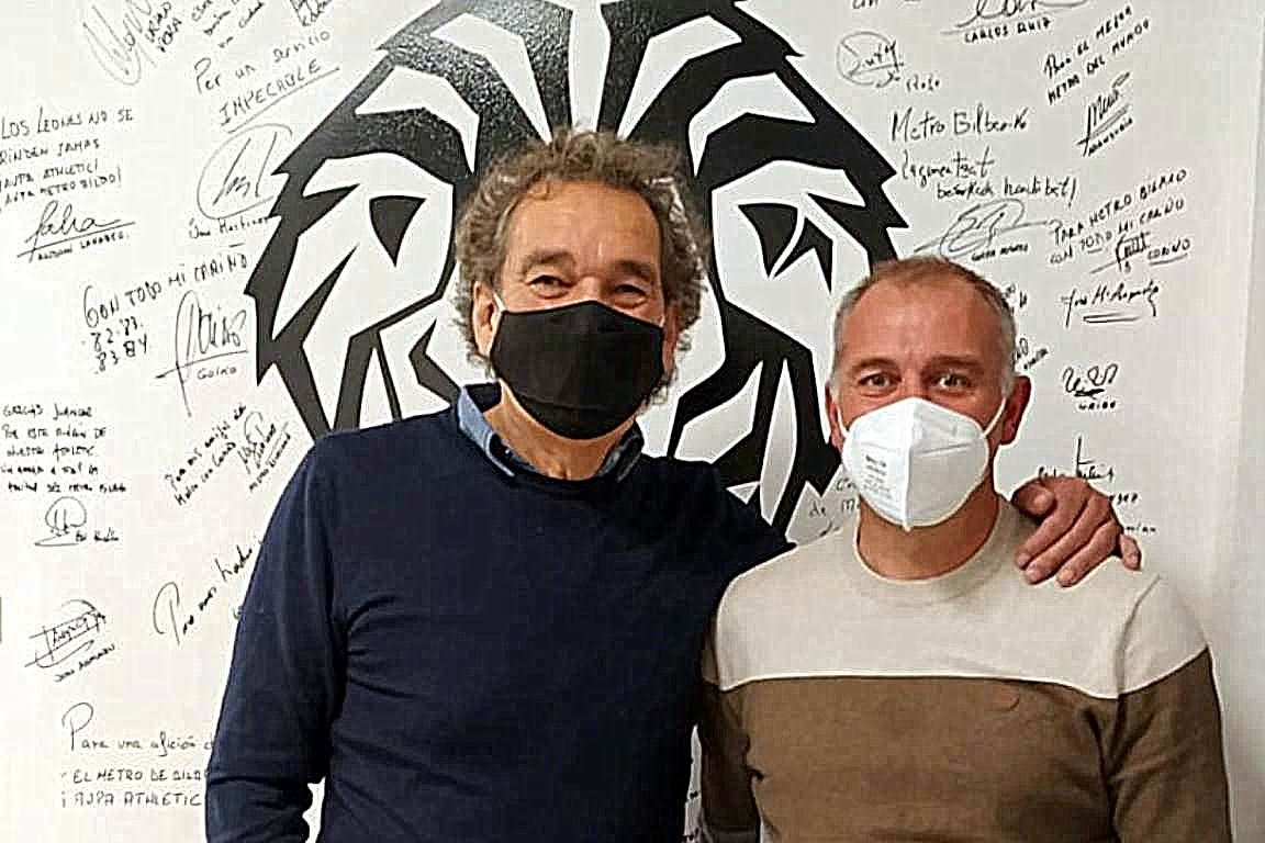  Juan Antonio Zaldua con Juan Carlos ante el Muro del Athletic Club del Metro de Indautxu.