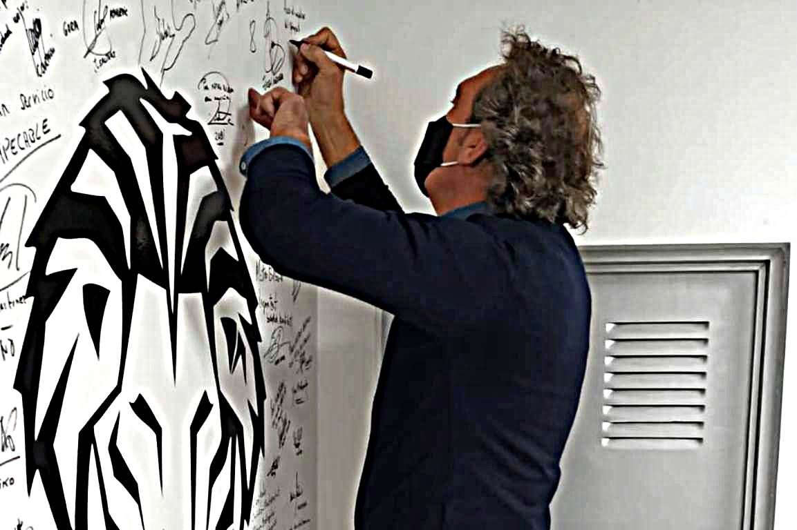  Juan Antonio Zaldua firma en el Muro del Athletic Club del Metro de Indautxu.