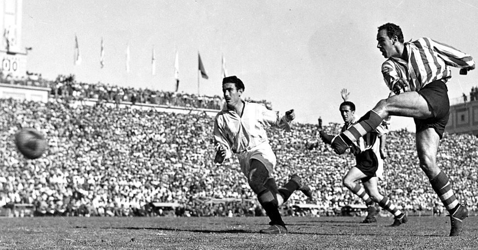  Telmo Zarra dispara a puerta en la final de Copa contra el Valladolid de 1950.