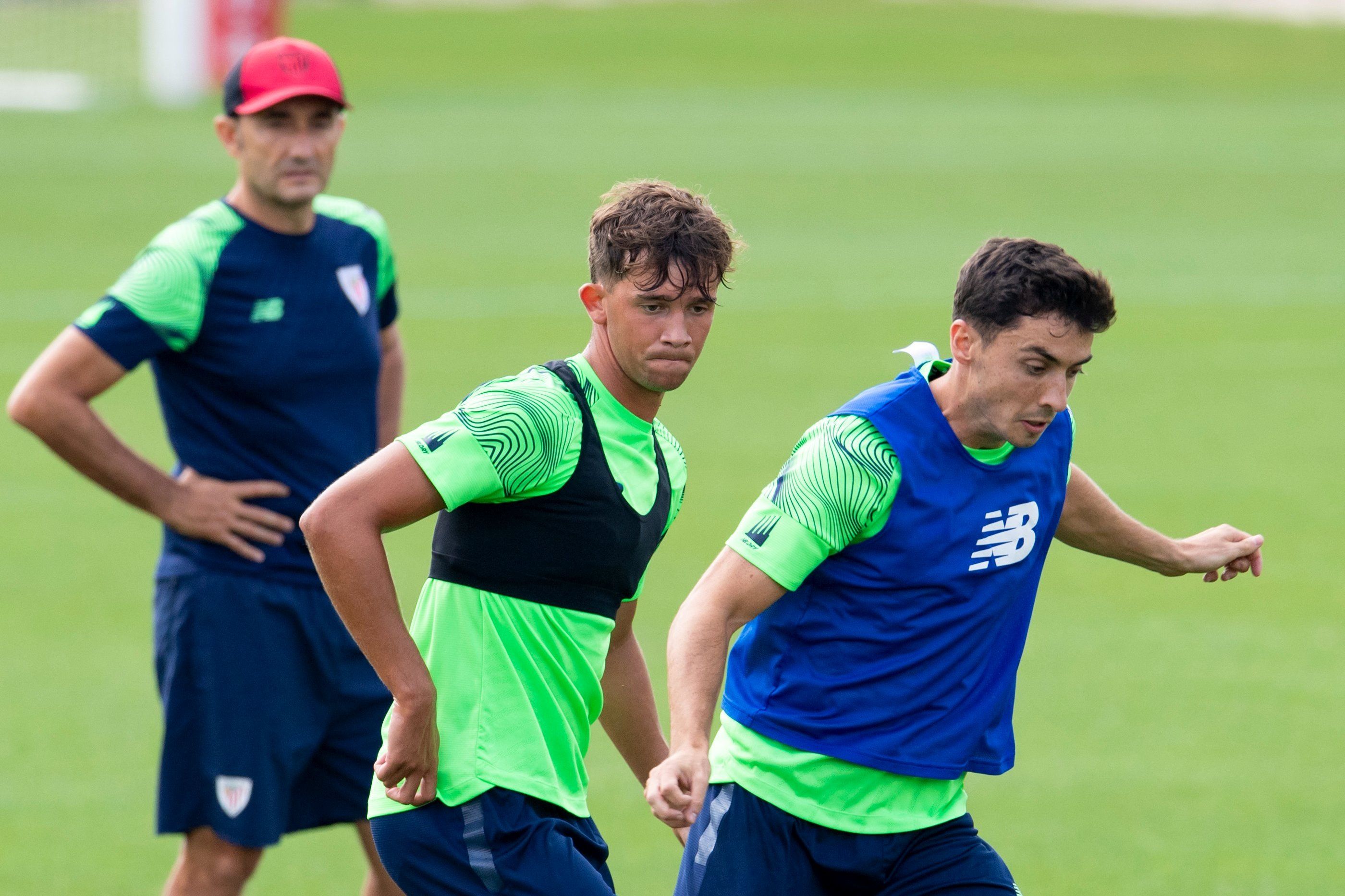  Luis Bilbao y Oier Zarraga, pasan ante Ernesto Valverde en Lezama.