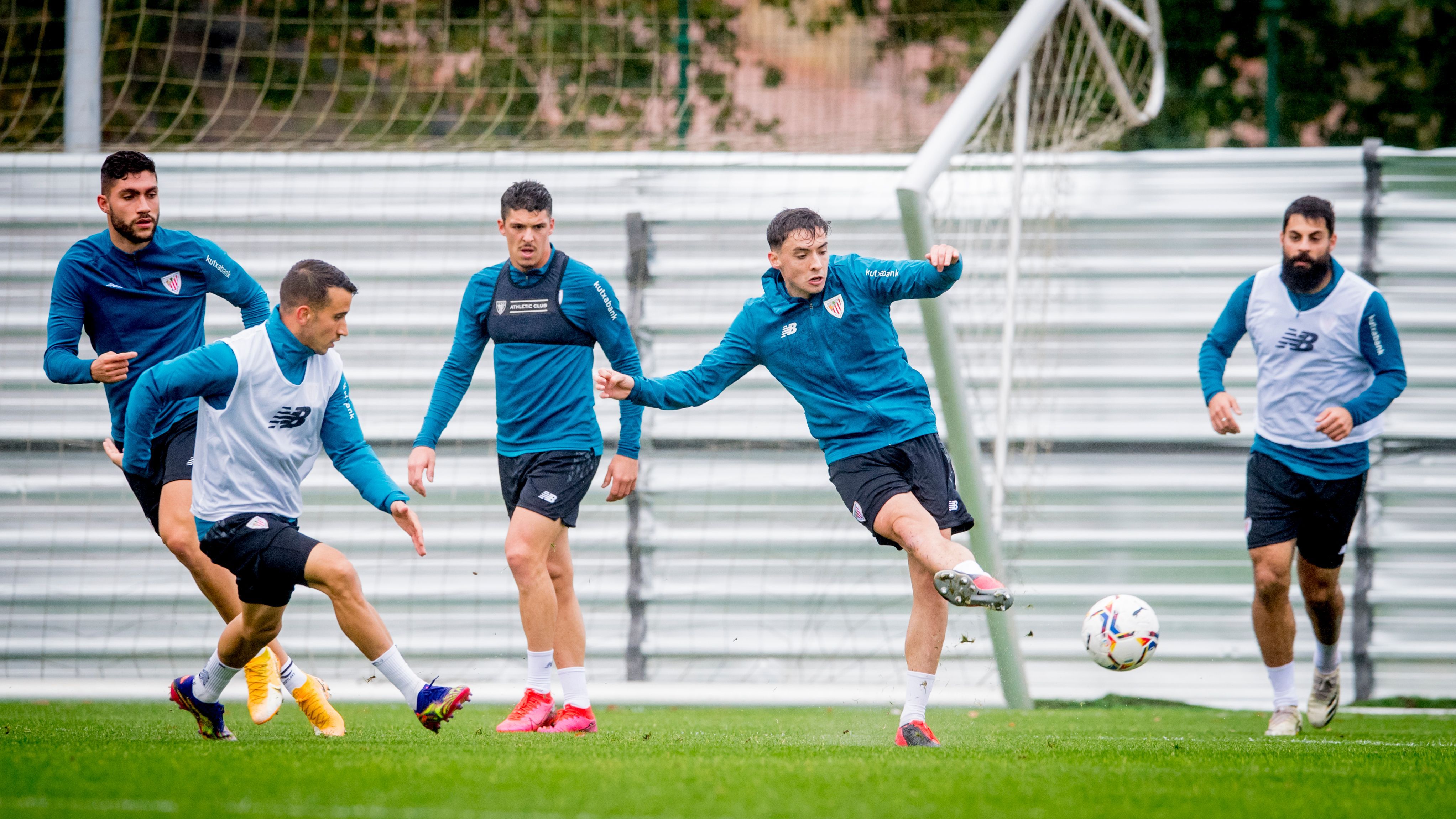  Oier Zarraga la juega en Lezama ante la llegada presionante de Álex Berenguer.