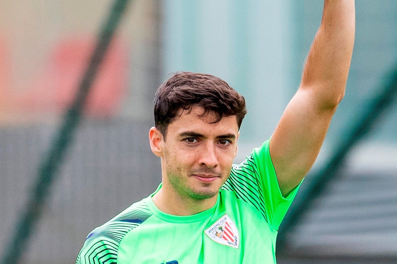  El futbolista Oier Zarraga se entrena con su equipo en Lezama.