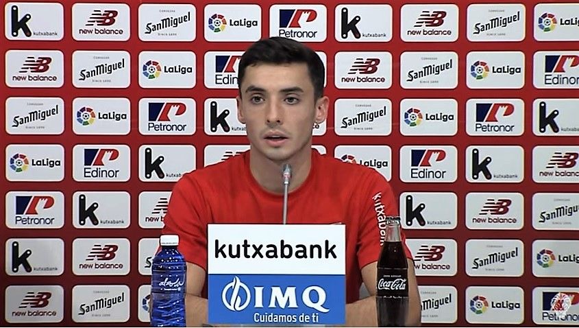 Oier Zarraga atiende a la prensa en Lezama.