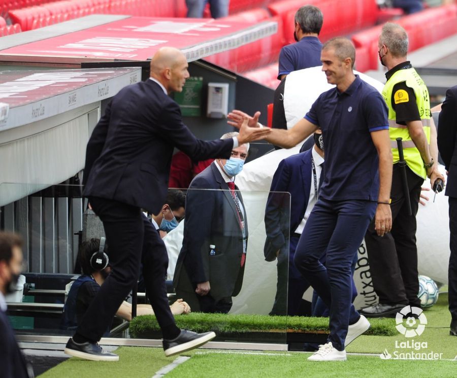  Zidane y Gaizka Garitano se saludan en San Mamés.