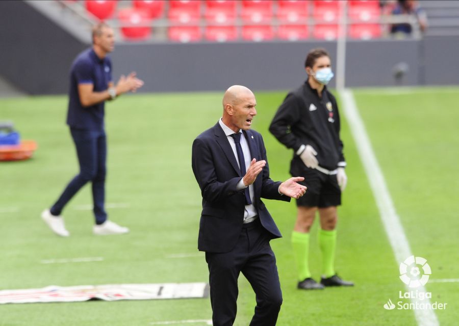  Zinedine Zidane en San Mamés, con Gaizka Garitano al fondo.