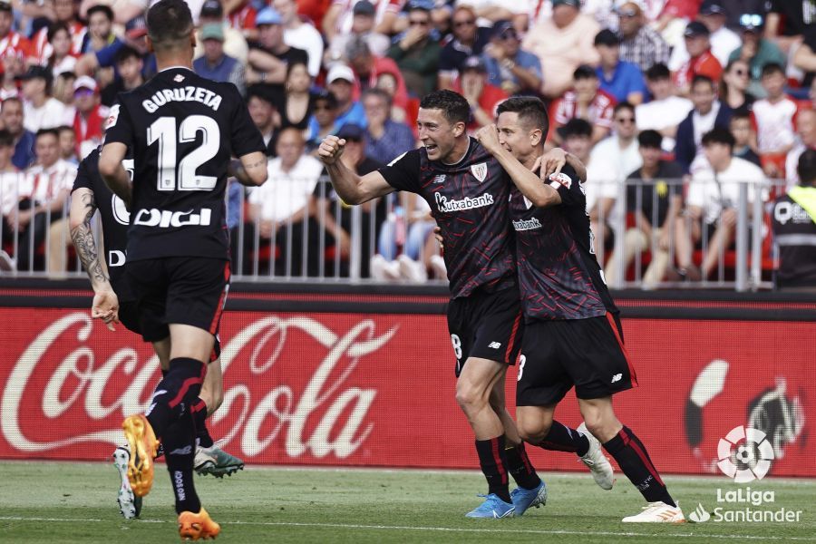 El korrikolari De Marcos celebra su gol al Almería.
