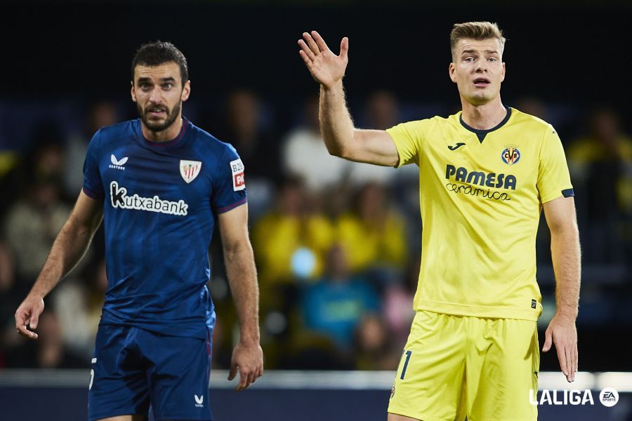 Iñigo Lekue, ante Alexander Sorloth, delantero noruego del Villarreal CF, en La Cerámica.