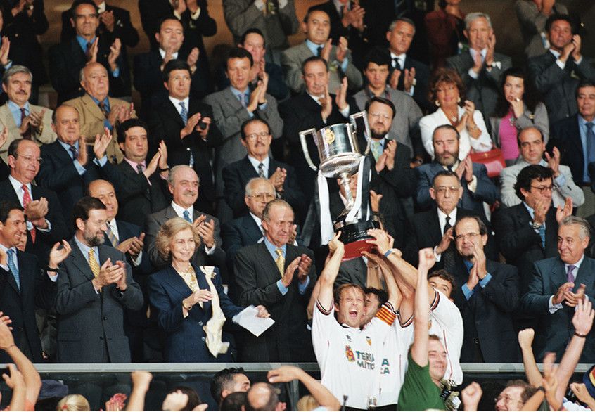  Mendieta levanta la Copa del Rey de 1999.