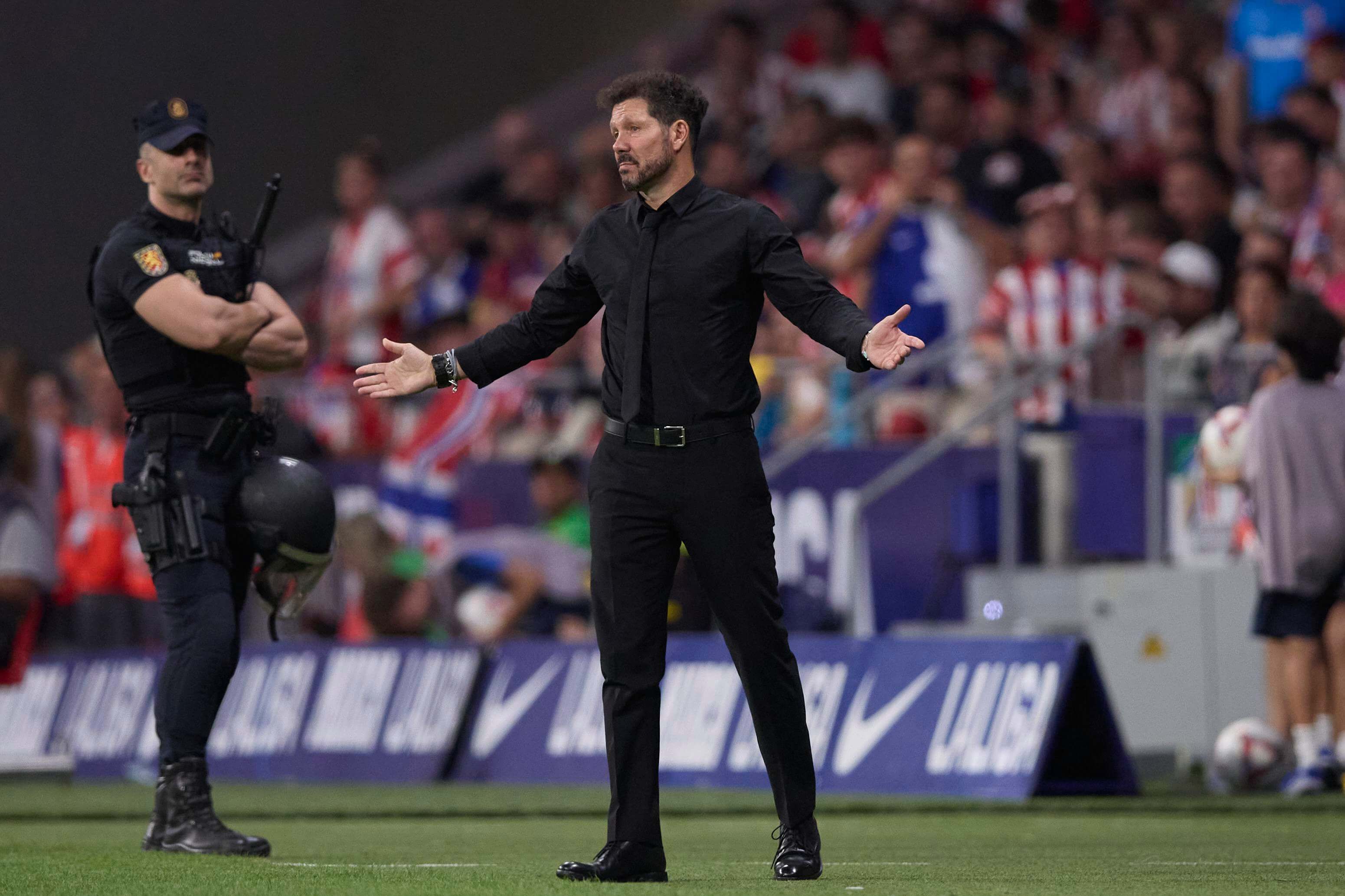 Simeone protestando una acción en un partido del Atlético.