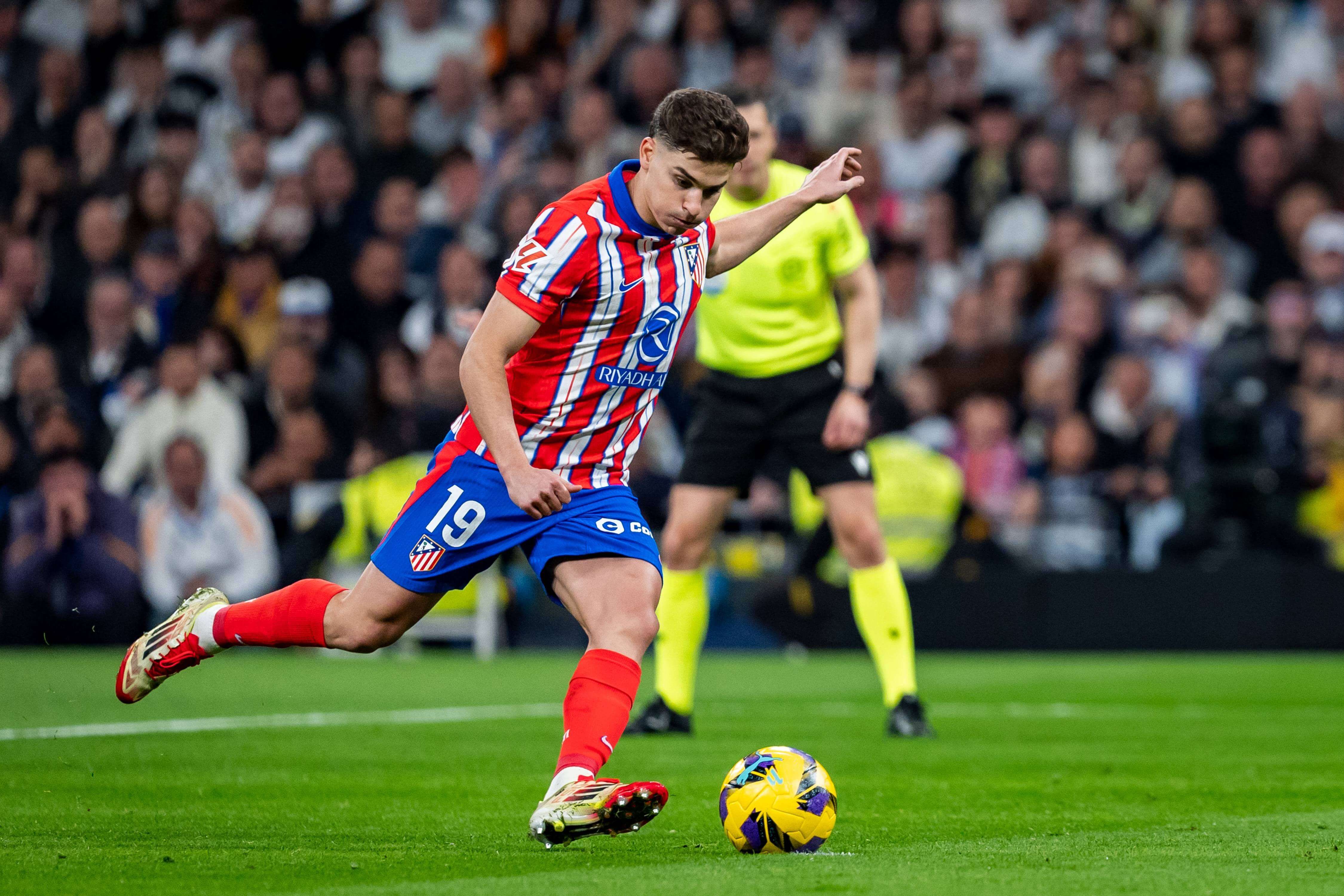 Julián Álvarez picando la pelota en el Bernabéu (Cordon Press)