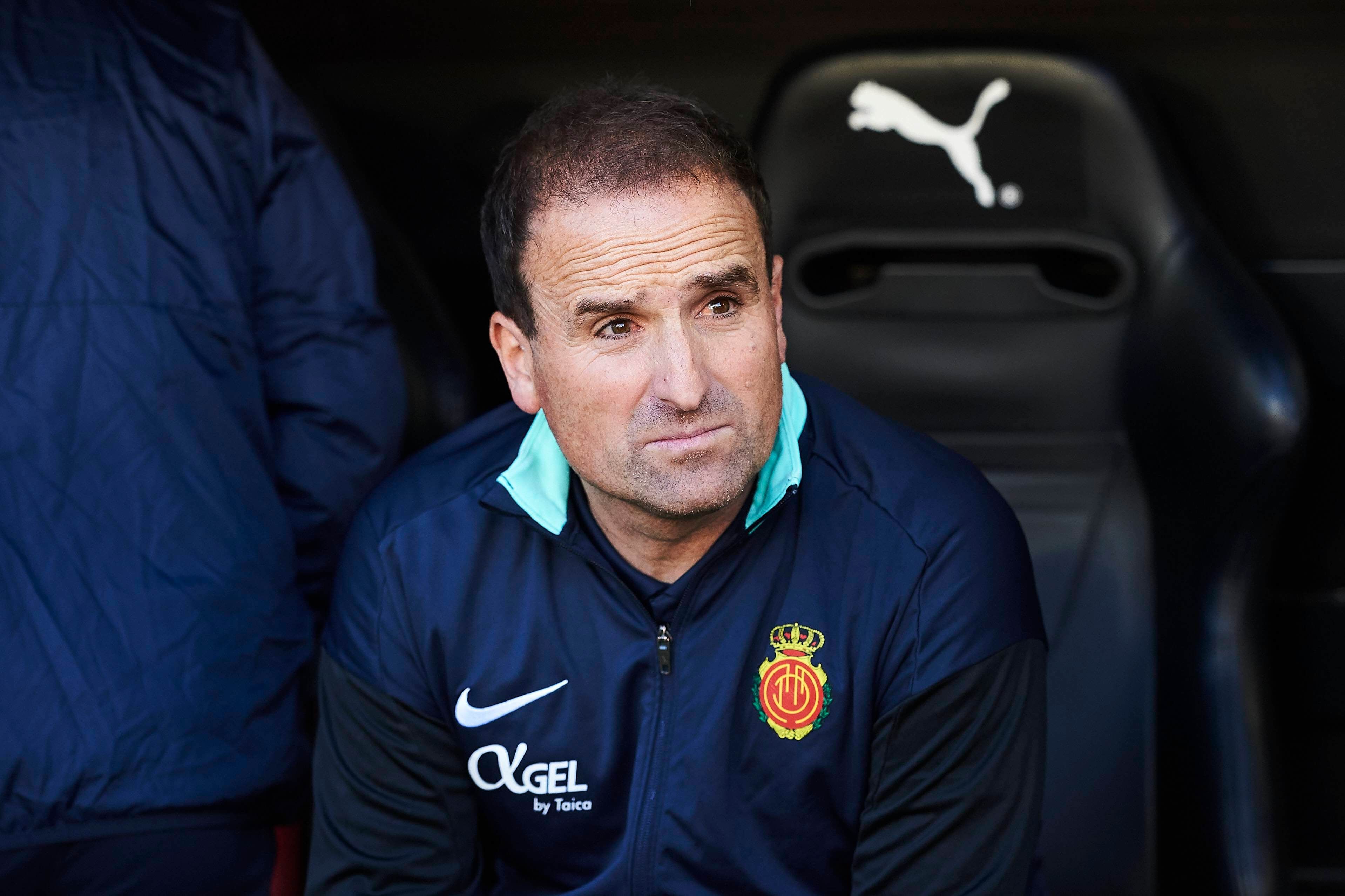  Jagoba Arrasate, en el banquillo antes del Valencia-Mallorca.