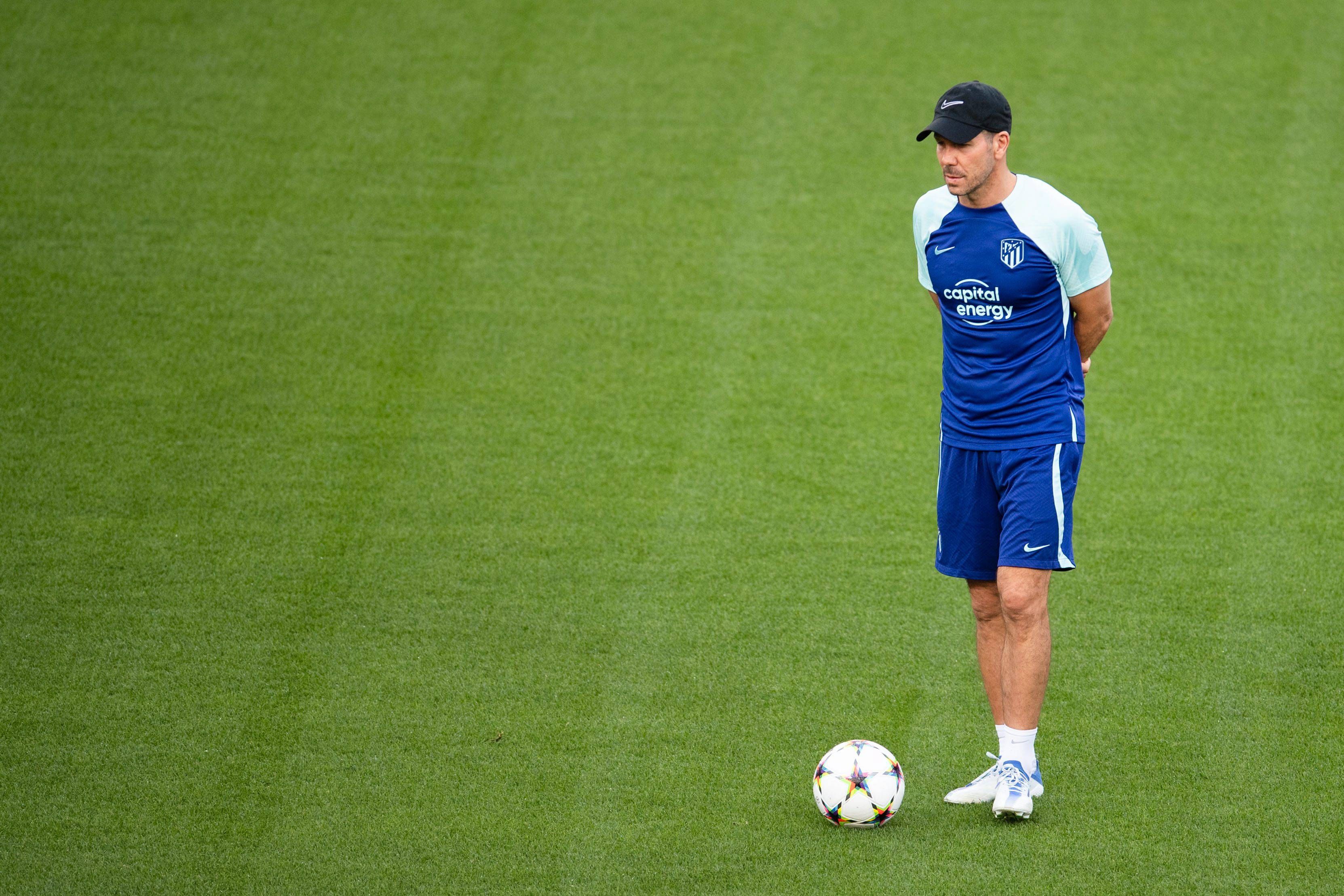  Diego Simeone ha conocido al nuevo director deportivo del Atletico de Madrid, Mateu Alemany.