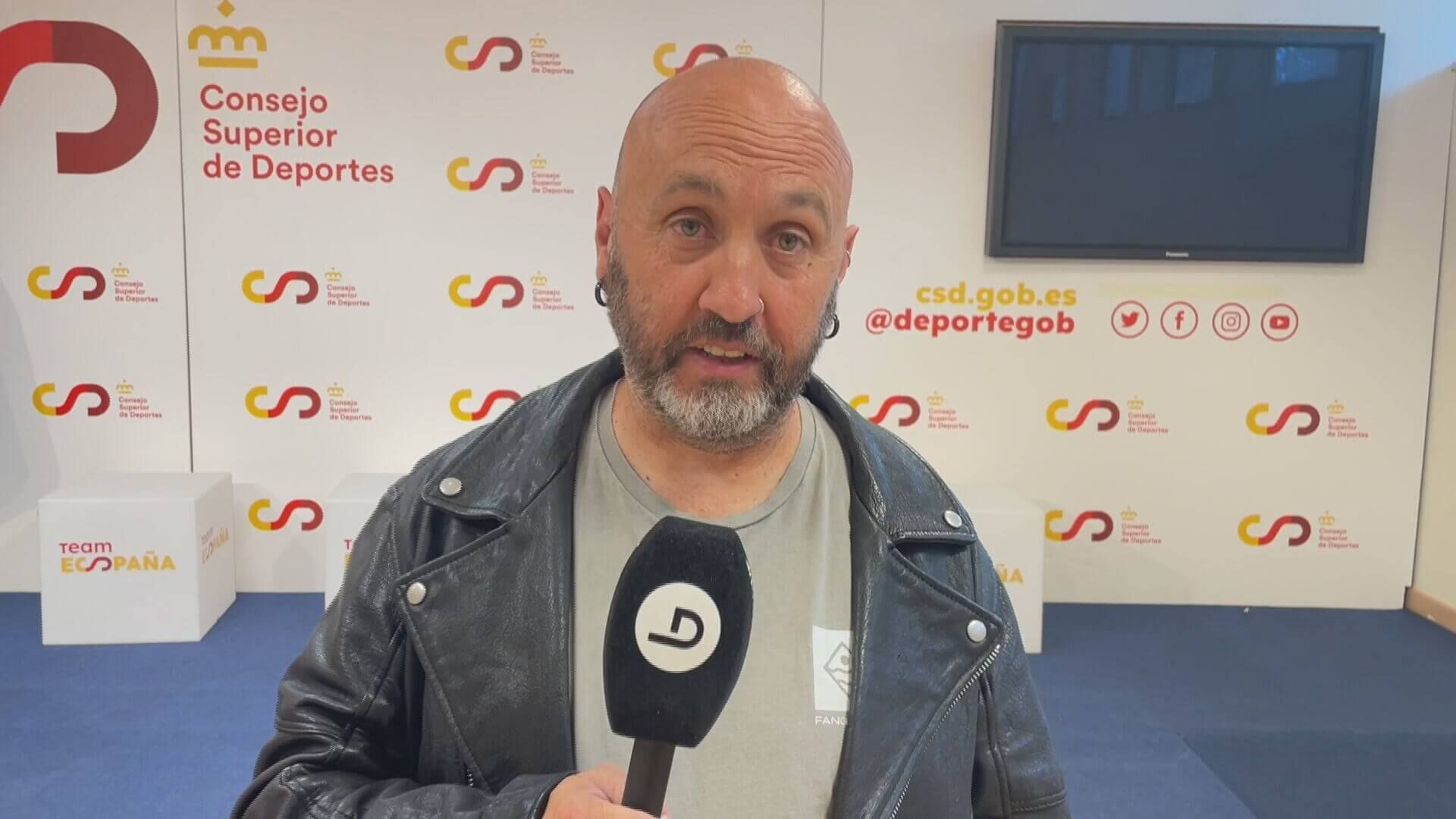  El artista bilbaíno Mikel Bizar atiende a ElDesmarque en el CSD, en Madrid.