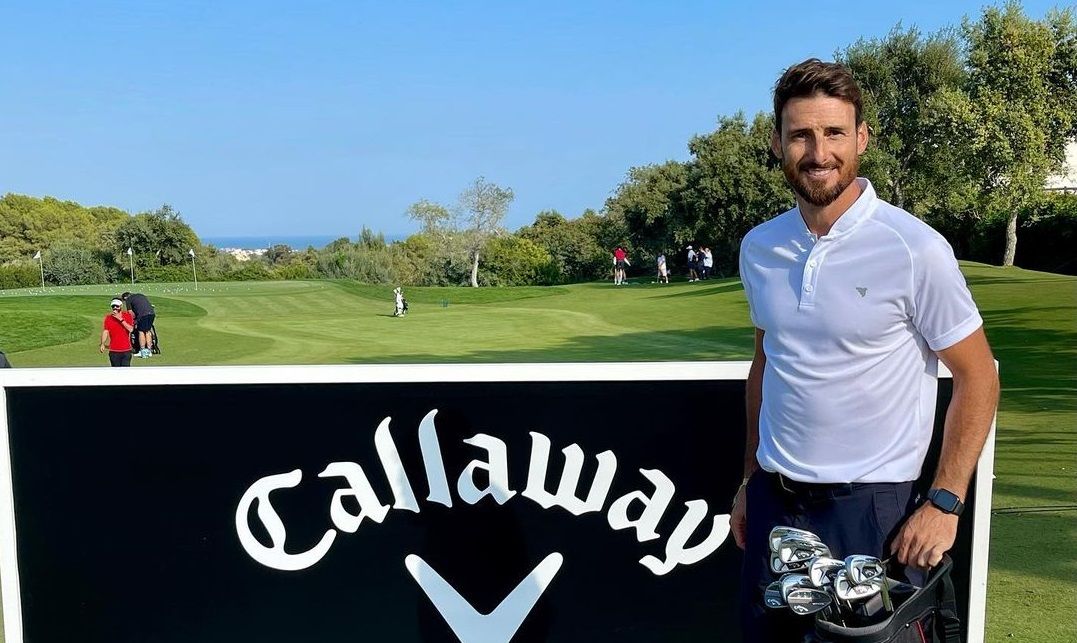  Aduriz posa con sus palos de golf