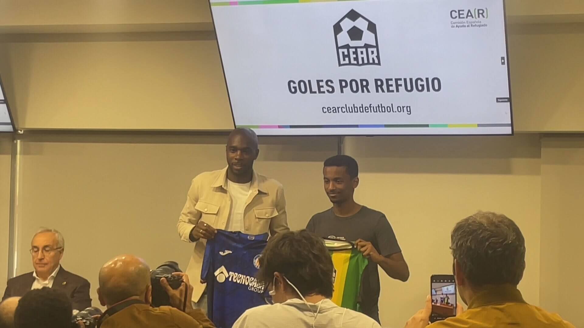  Nyom y Moha posan con la camiseta del CEAR