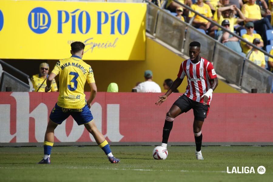  El delantero del Athletic Club Iñaki Williams la lleva ante la UD Las Palmas.