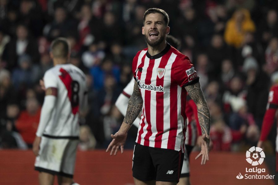  Iñigo Martínez, un líder sólido para el Athletic ante el Rayo de Iraola en Vallecas..