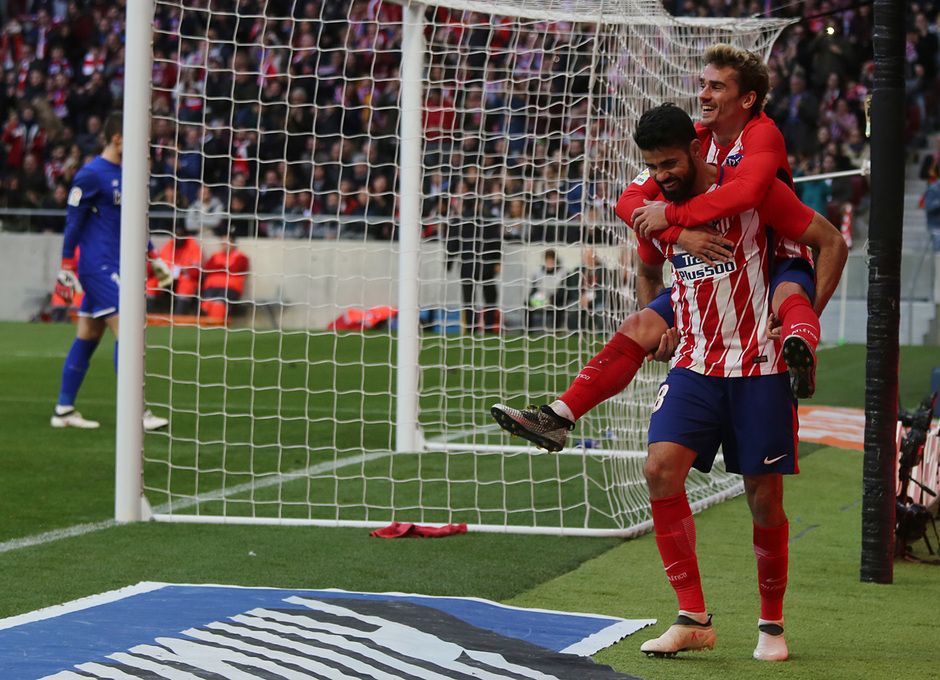  Diego Costa y Griezmanan celebran un gol con el Atlético en 2018.