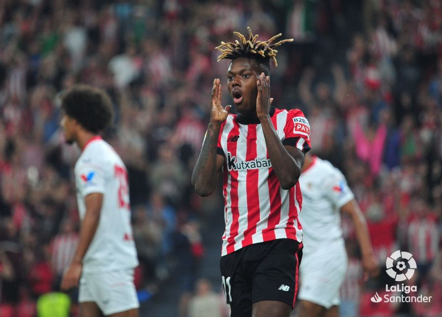 Nico Williams se lamenta ante el Sevilla en San Mamés.