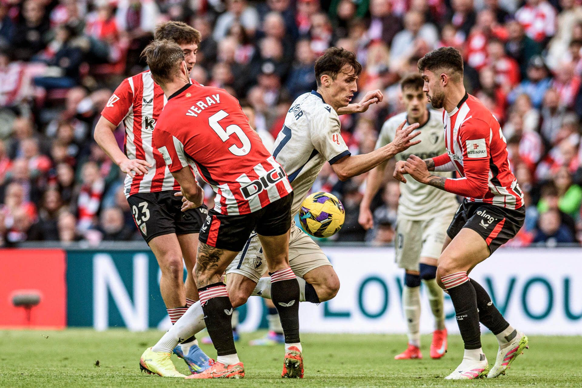  Ante Budimir y Yeray, en una jugada durante el Athletic-Osasuna (FOTO: EFE).