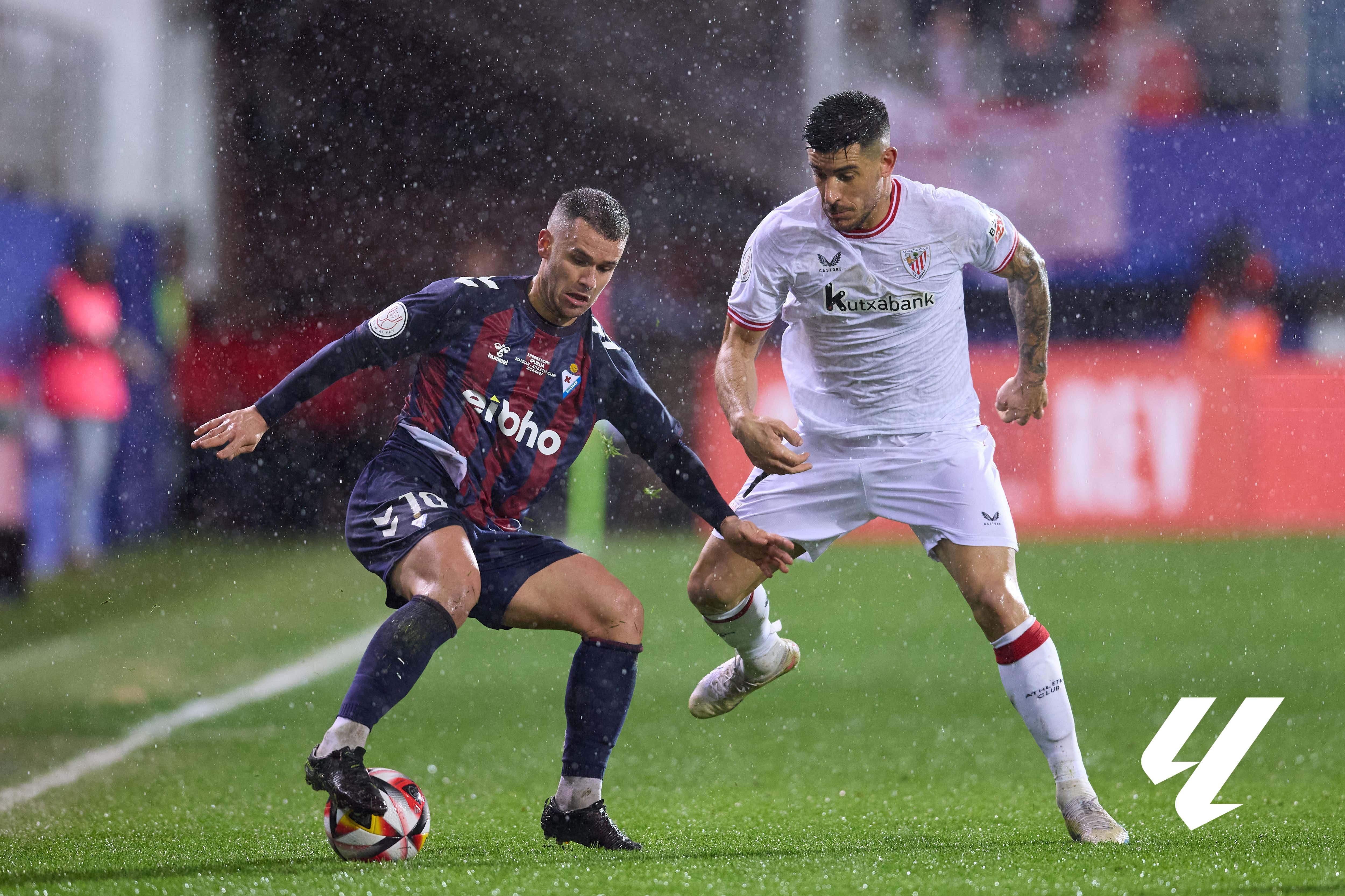  Yuri Berchiche presiona a Ager Aketxe en una eliminatoria de Copa ganada por el Athletic Club ante la Sd Eibar en Ipurua.