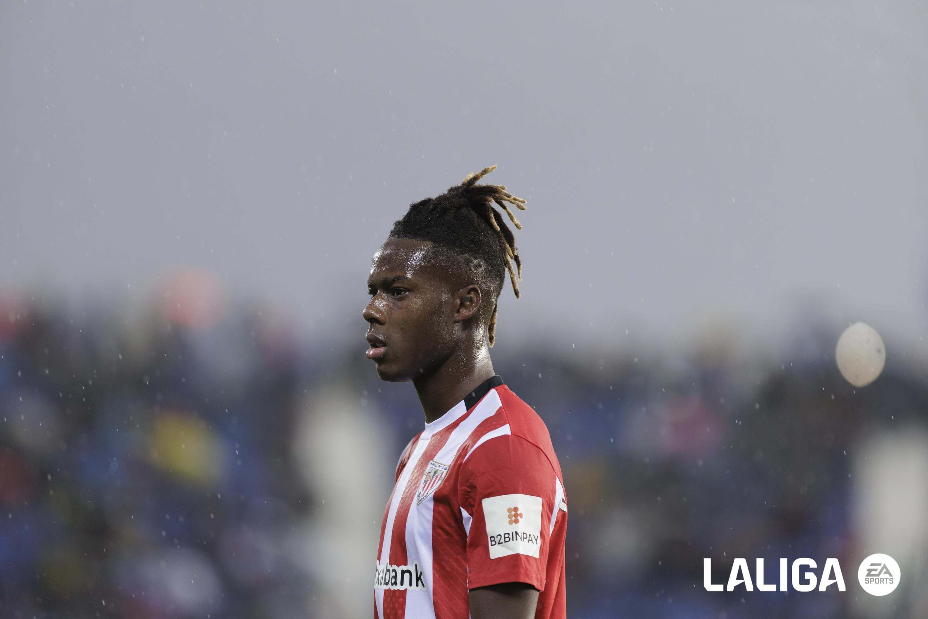 Nico Williams bajo la lluvia en el Leganés - Athletic.