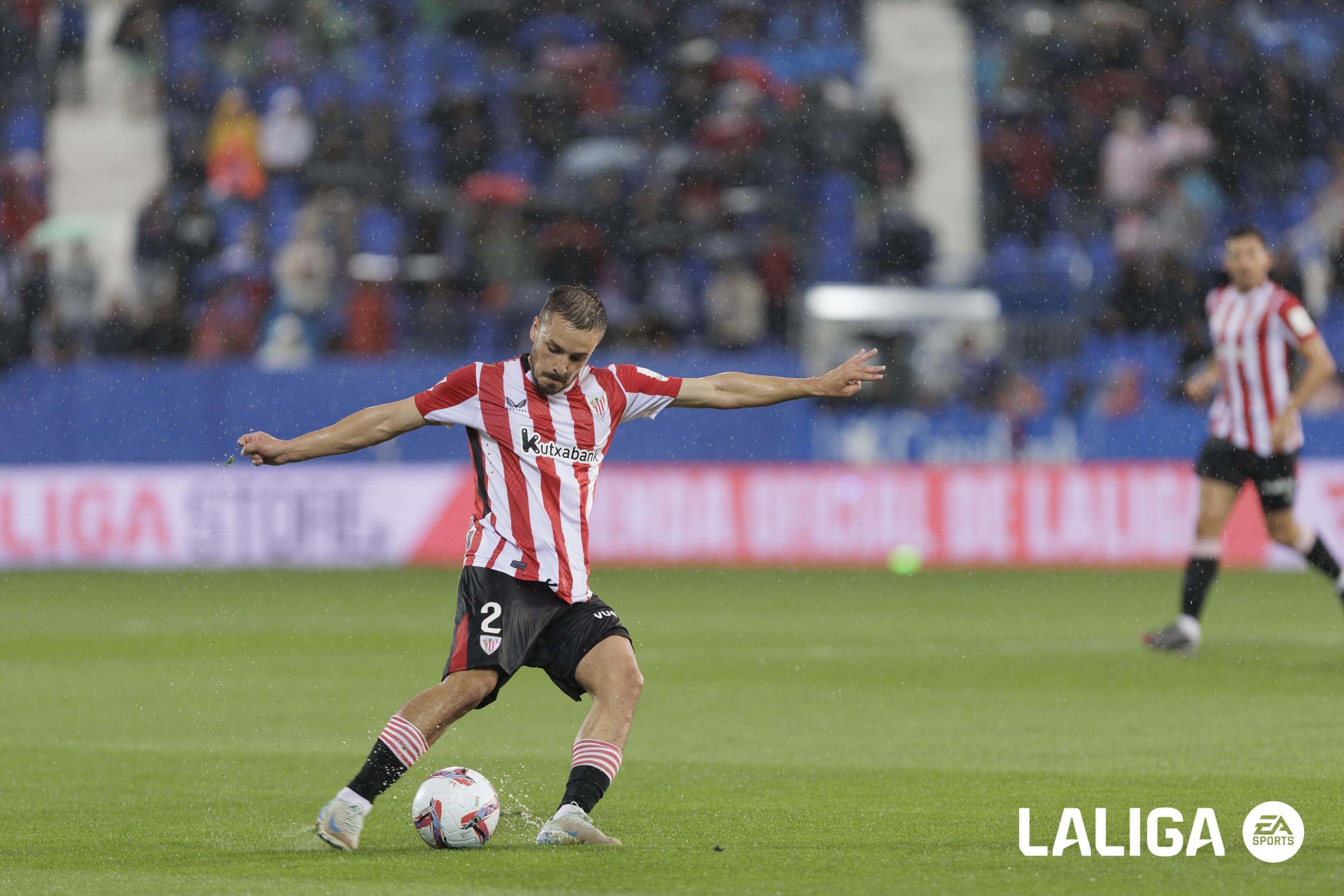 El lateral Andoni Gorosabel la pone en el partido CD Leganés - Athletic Club de Butarque.