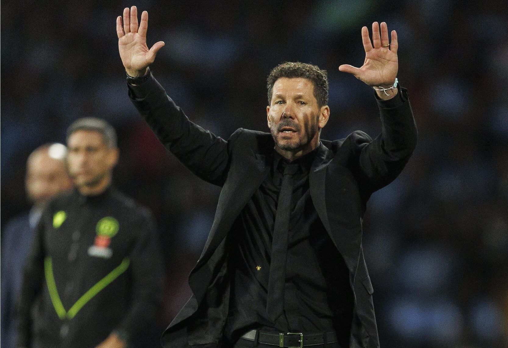 Diego Pablo Simeone da indicaciones en el Celta-Atlético.