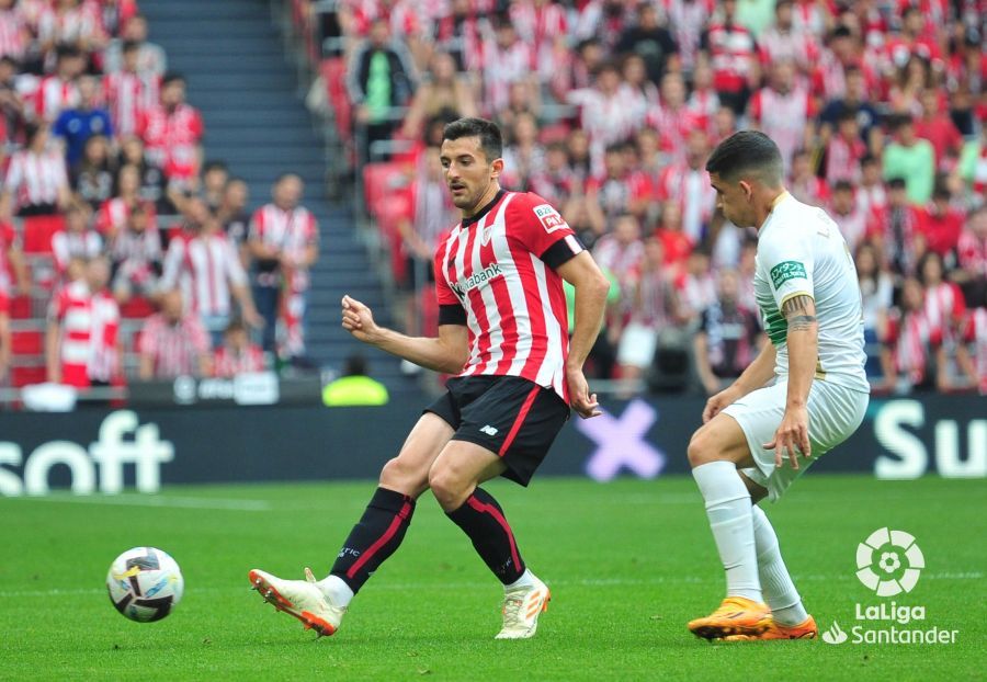El central Dani Vivian en un partido del Athletic Club frente al Elche CF.