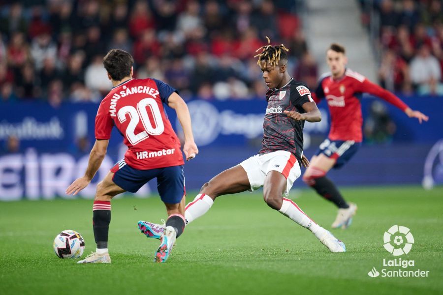  Nico Williams pugna con Manu Sánchez en El Sadar en el Osasuna - Athletic Club.