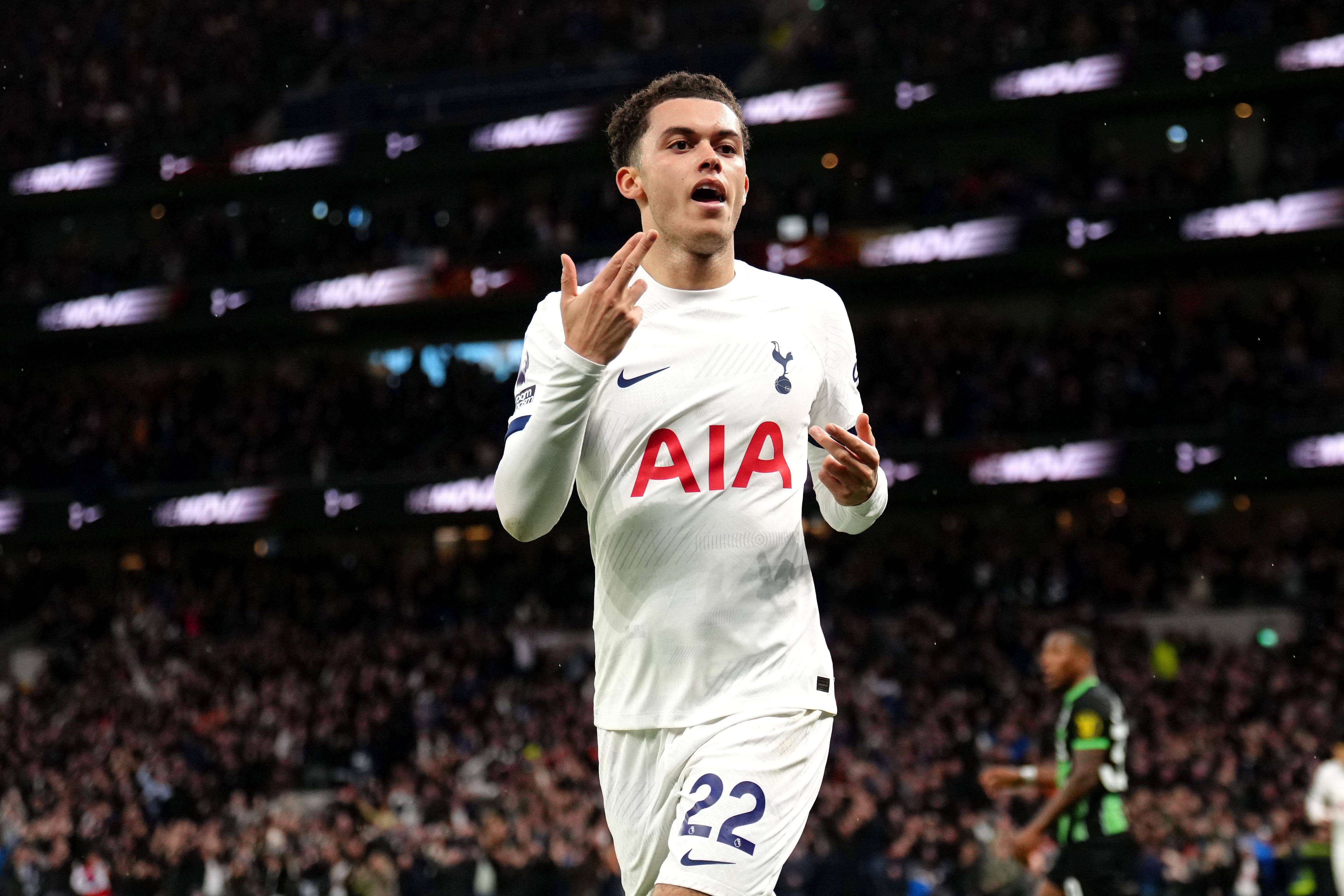  Brennan Johnson, exobjetivo del Atlético, jugando un partido con el Tottenham.