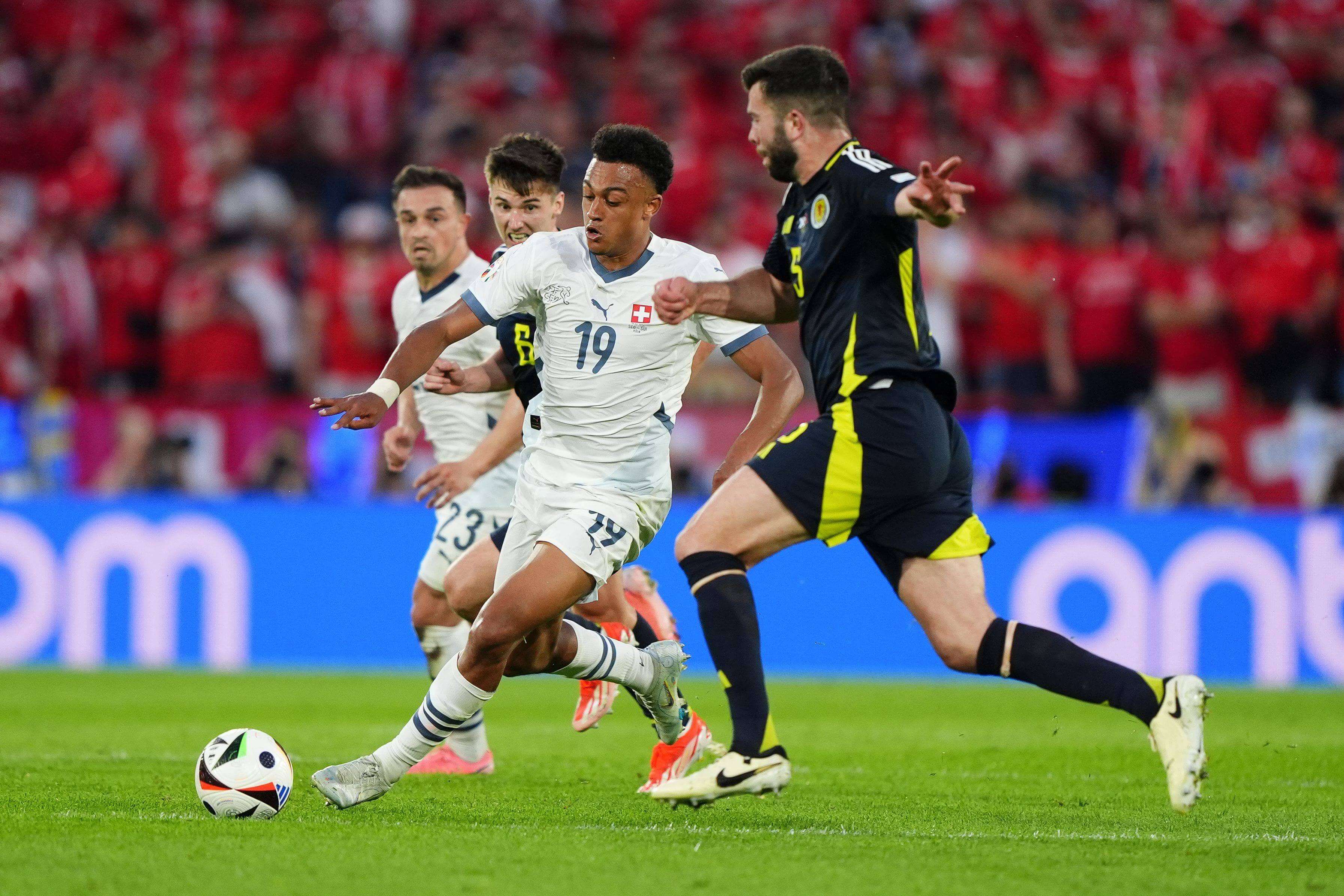  Ndoye en una acción en el Escocia - Suiza