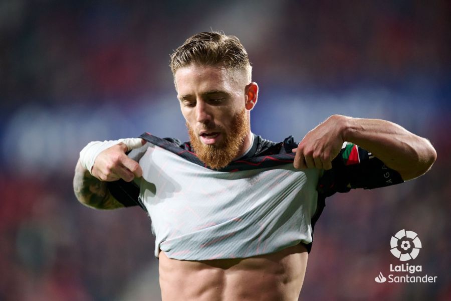 Muniain se levanta la camiseta tras fallar una ocasión.