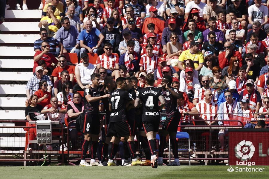 El Athletic Club de Ernesto Valverde celebra el gol de Nico Williams en Almería.
