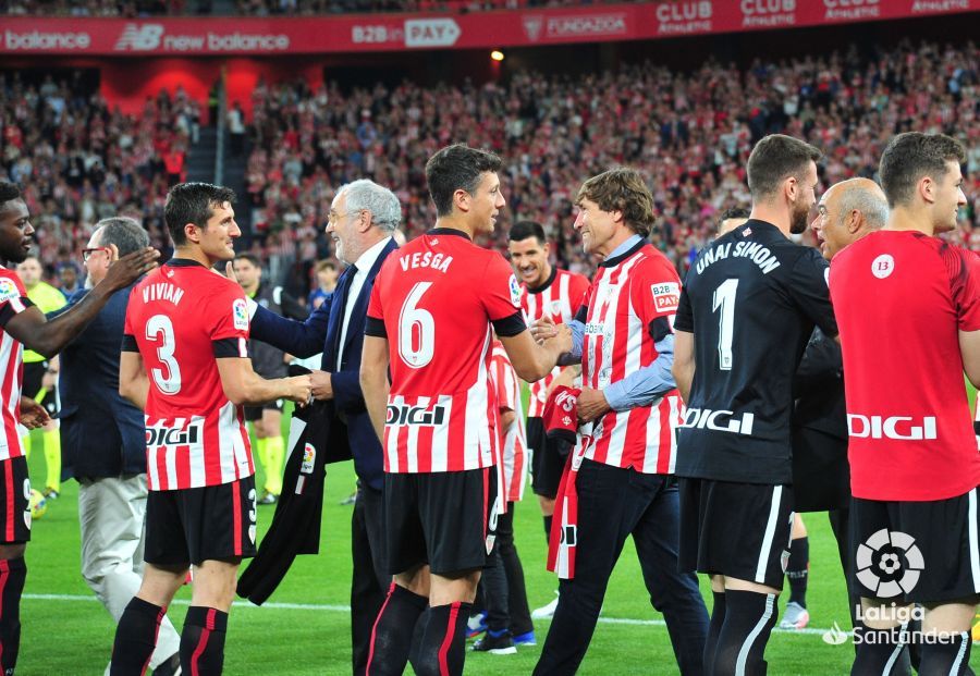  Los actuales leones saludan a los campeones de Javier Clemente en el césped de San Mamés.